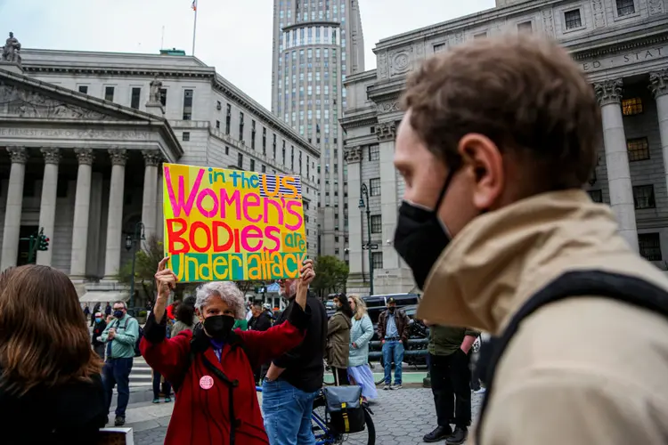 Protesto em Nova York: possibilidade de reversão da decisão Roe vs. Wade, que tornou aborto constitucional nos EUA em 1973 (Pablo Monsalve/VIEWpress/Getty Images)