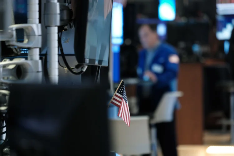 Bandeira dos EUA na Bolsa de Nova York (NYSE) (Spencer Platt/Getty Images)