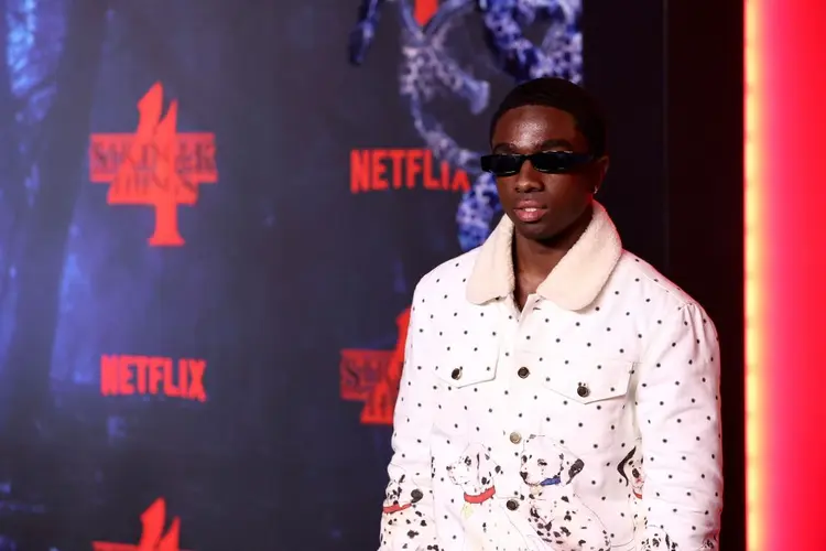 Personagem Lucas na série, Caleb McLaughlin participa da estreia da 4ª temporada de "Stranger Things" da Netflix em 14 de maio de 2022 (Arturo Holmes/WireImage/Getty Images)