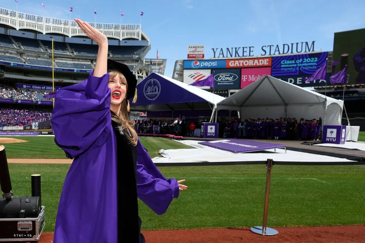 Taylor Swift recebeu um doutorado honorário da Universidade de Nova York (NYU) nesta quarta-feira (18) (Dia Dipasupil/Getty Images)