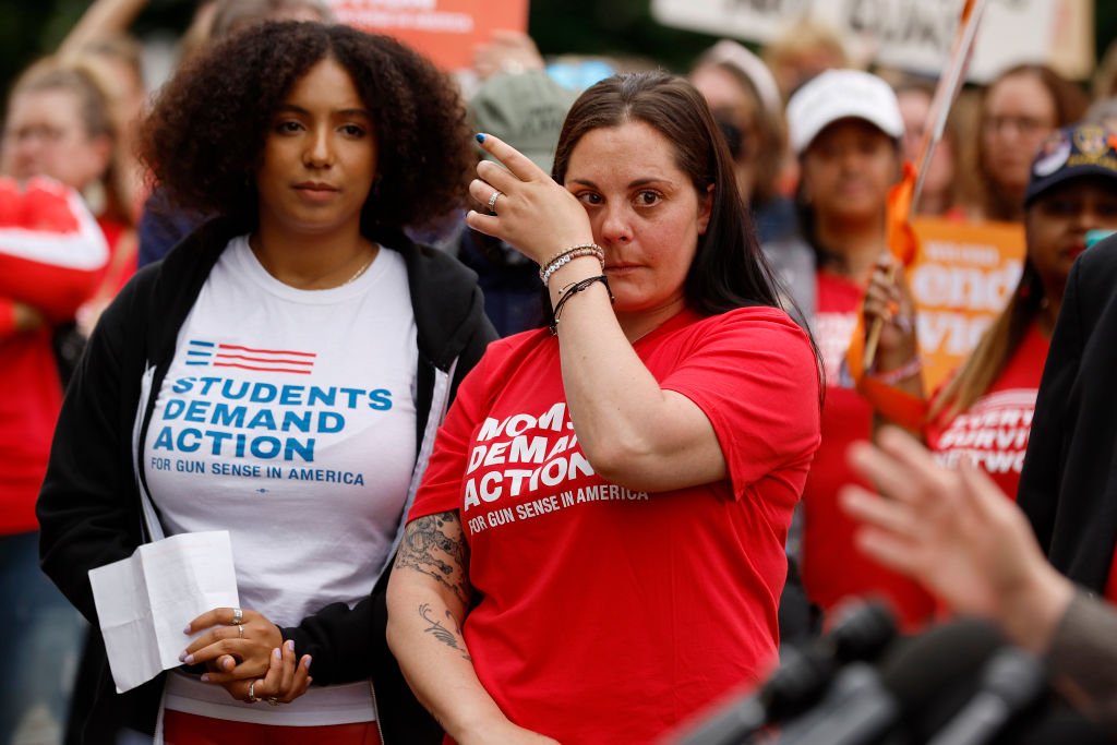 Mães ativistas e estudantes em protesto no Senado americano, nesta quinta-feira, 26: poucas chances de que Congresso passe restrições a armas (Chip Somodevilla/Getty Images)