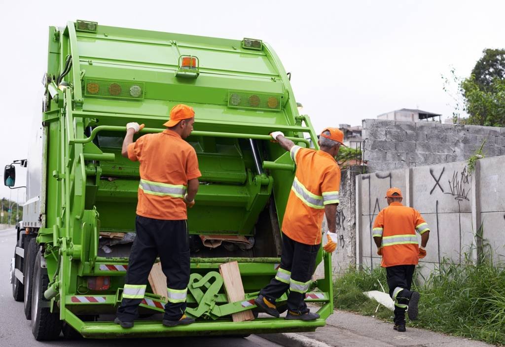 Coleta de lixo: A distribuição de caminhões compactadores de lixo é usada por senadores, deputados e prefeitos para ganhar a simpatia e o voto dos eleitores de cidadezinhas pobres (PeopleImages/Getty Images)