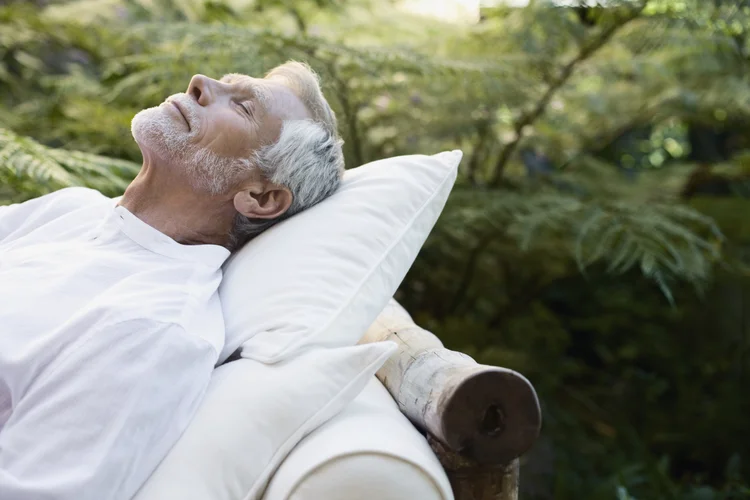 Homem relaxando (GettyImages/Getty Images)