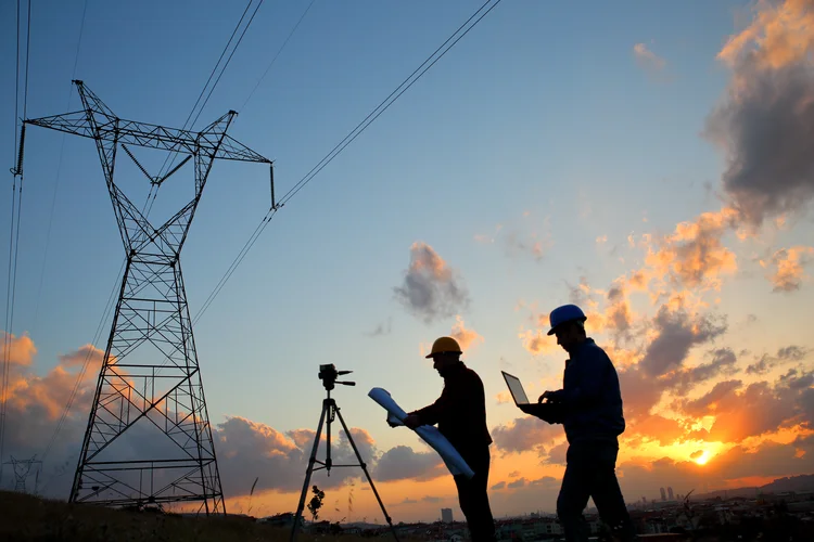 Podem participar graduandos do ensino superior dos cursos de Ciência da Computação, Ciência de Dados, Engenharia Civil, Engenharia da Computação, Engenharia Elétrica, Engenharia de Software, Engenharia de Telecomunicações, Sistema de Informação, entre outros (Aydinmutlu/Getty Images)