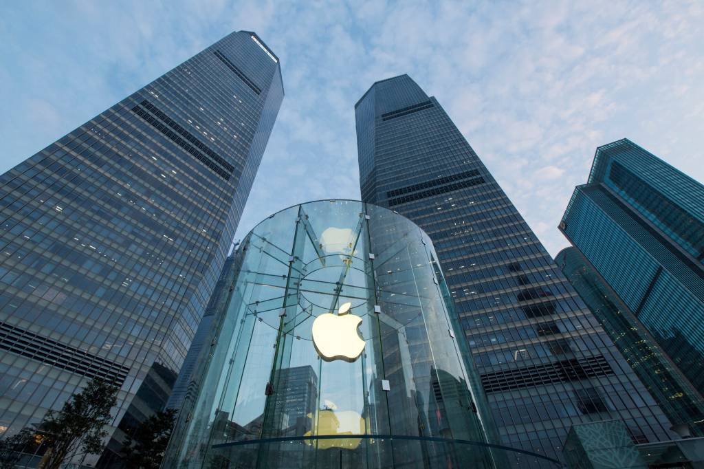 China, Shanghai, Low angle view of entrance to Apple Store at IFC Shopping Mall surrounded by towering office towers in Pudong District at dusk on autumn evening (Paul Souders/Getty Images)