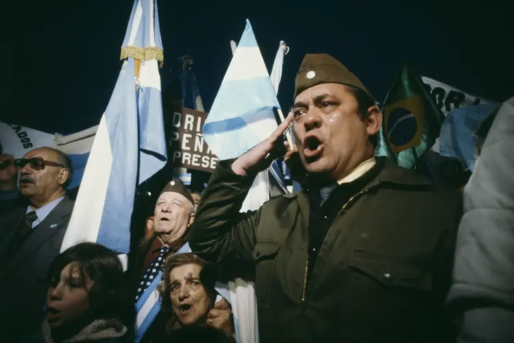 Arquivo: Reservistas militares argentinos cantando o hino nacional durante a guerra das Malvinas, que começou na sexta-feira, 2 de abril de 1982, com a invasão e ocupação argentina das Ilhas Malvinas (Alain Nogues/Sygma/Getty Images)