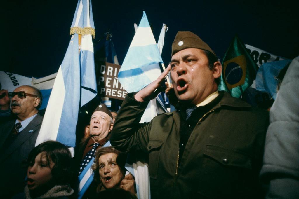 Arquivo: Reservistas militares argentinos cantando o hino nacional durante a guerra das Malvinas, que começou na sexta-feira, 2 de abril de 1982, com a invasão e ocupação argentina das Ilhas Malvinas (Alain Nogues/Sygma/Getty Images)