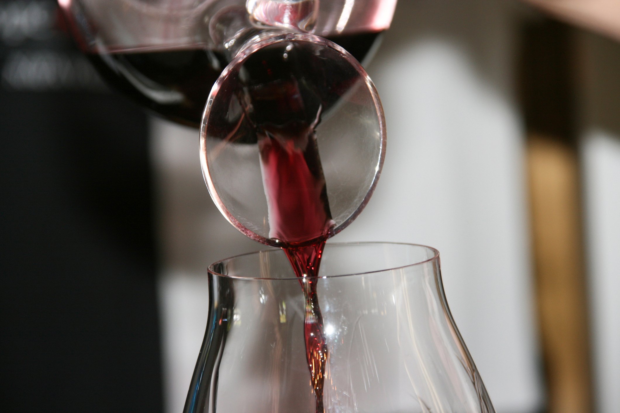 Para que serve e como usar o decanter para vinhos