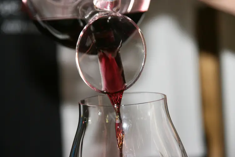 Existem dois tipos de decanter para operações distintas. (Marie LaFauci/Getty Images)