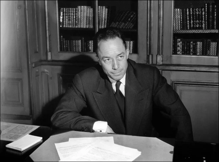 O escritor francês Albert Camus posa para um retrato em Paris após o anúncio de que recebeu o Prêmio Noel de literatura. (AFP PHOTO/STF/Getty Images)