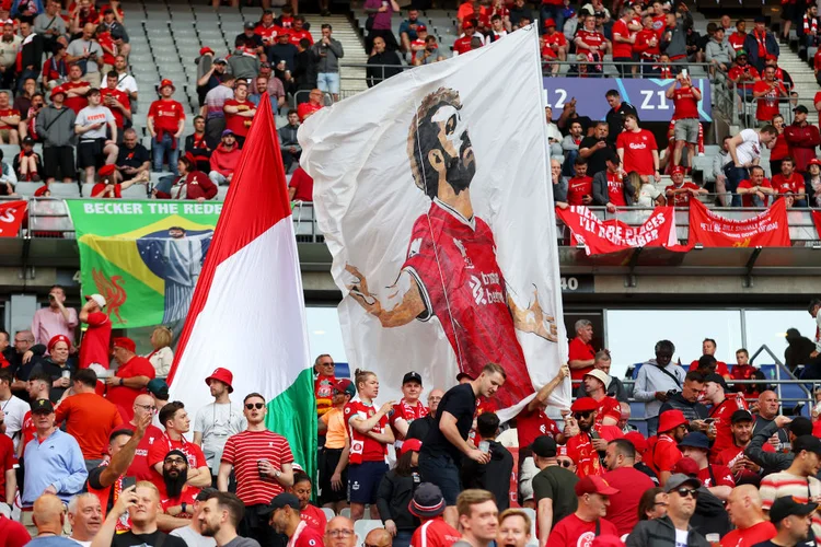 Torcedores do Liverpool com bandeira de Mohamed Salah neste sábado, 28: ingleses disputam o título contra o Real Madrid em Paris (Catherine Ivill/Getty Images)