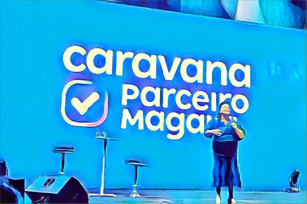 Luiza Helena Trajano no palco da caravana em Maceió: azul dos pés à cabeça para convidar pequeno varejista (Karina Souza/Exame)