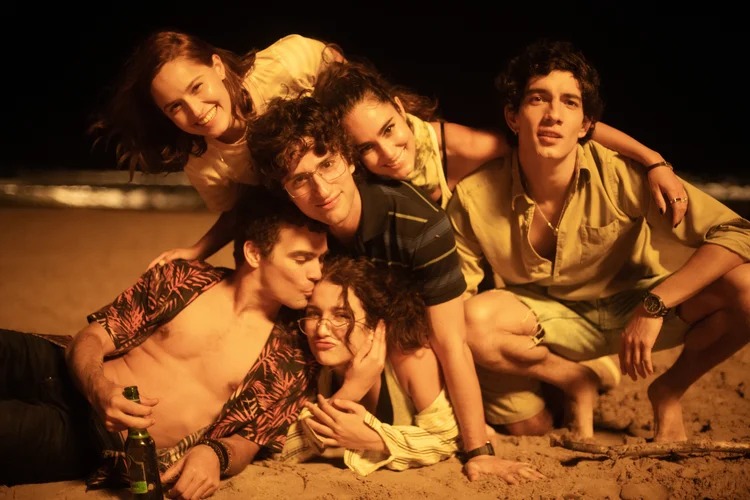 Alicia Jaziz, Jack Duarte, Miranda de la Serna, Dario Yazbek Bernal, Alicia Sanz e Jorge López em “Now and Then”, no Apple TV+. (Apple TV+/Divulgação)