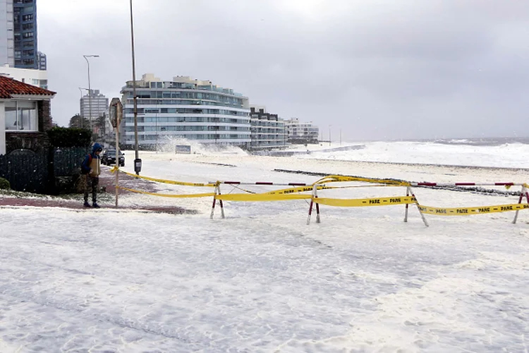 Punta del Este, no Uruguai: espuma do mar cobriu ruas (RICARDO FIGUEREDO/AFP via Getty Images/Getty Images)