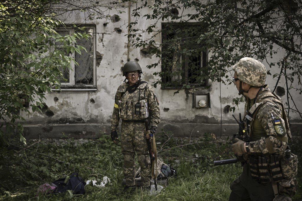 Soldados ucranianos na cidade de Lysychansk, no leste da Ucrânia, em 30 de maio de 2022 (ARIS MESSINIS/AFP)