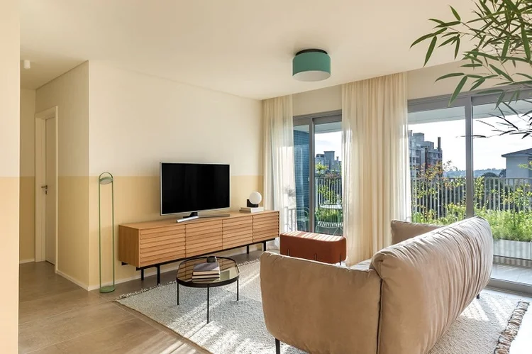Do mesmo modo como acontece com o design de outros móveis, os racks podem enfatizar um estilo estético, como clean moderno ou rústico clássico. (Viva Decora/Divulgação)