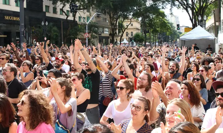 Público durante o show da Anelis Assumpção, com participação de Tulipa Ruiz e Negro Leo (Rovena Rosa/Agência Brasil)