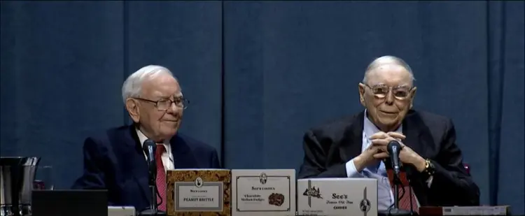 Warren Buffett e Charlie Munger na reunião anual da Berkshire Hathaway (CNBC/Exame)