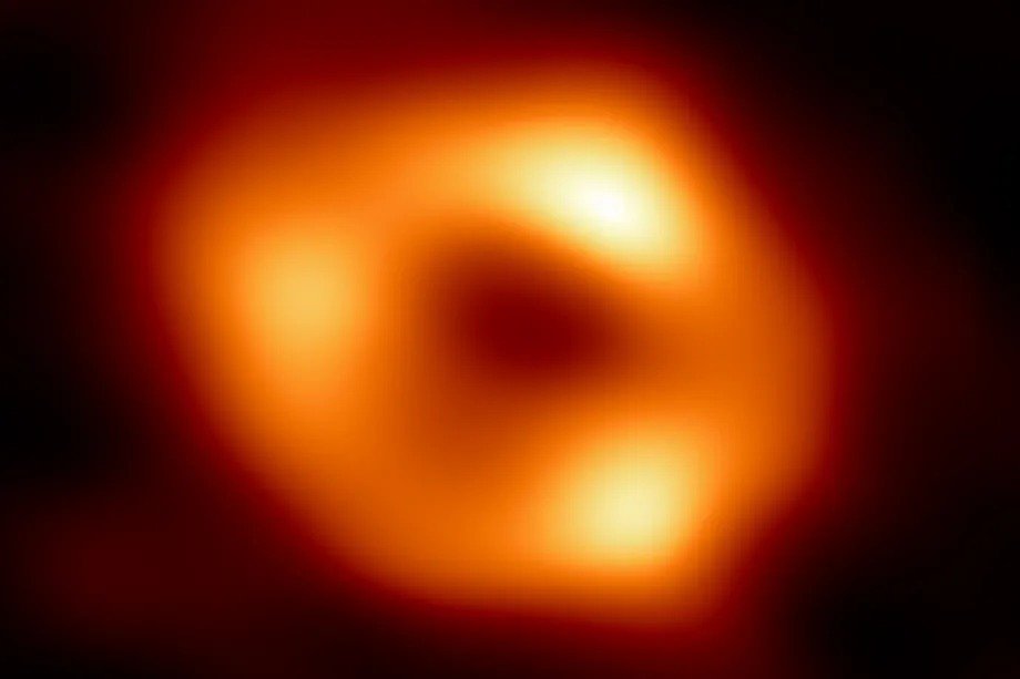Foto de buraco negro capturada pelo telescópio Event Horizon Telescope: a cor laranja foi uma escolha dos cientistas (Event Horizon Telescope/Reprodução)