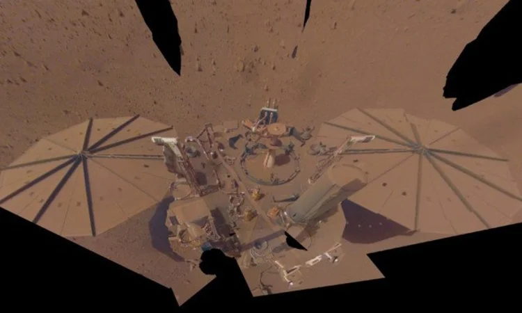 Sonda InSight, em Marte: acumulo extremo de poeira marciana impossibilitou aa longevidade do projeto (NASA/JPL-Caltech/Reprodução)