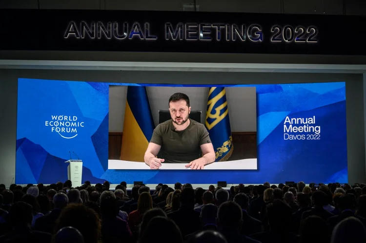 O presidente da Ucrânia, Volodymyr Zelensky, discursou nesta segunda-feira, 23, na sessão de abertura do Fórum Econômico Mundial de Davos, na Suíça. (Fabrice COFFRINI/AFP)