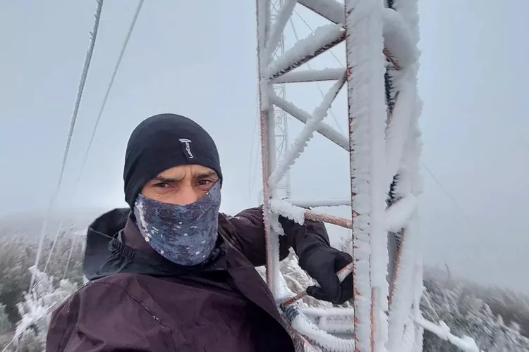 No pico, a 1860 metros de altitude, os alpinistas encontraram gelo, frio e ventos intensos (Redes Sociais/Reprodução)