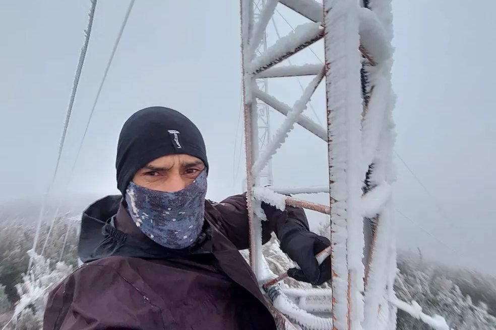 Alpinistas enfrentam vendaval e frio de -12º em pico no Paraná; veja vídeo