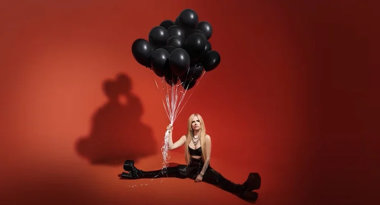 Capa do álbum "Love Sux" da cantora Avril Lavigne, que fará shows no Brasil em dezembro (Captura de tela/Reprodução)