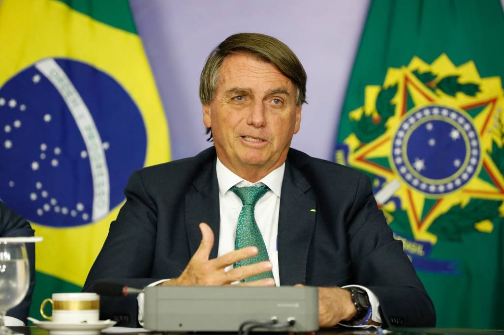 Bolsonaro promete manter auxílio de R$ 600 em programa de governo