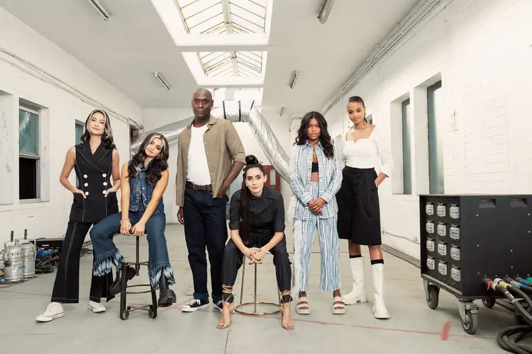 Atores de "Resident Evil: A Série": Lance Reddick, Ella Balinksa, Tamara Smart, Siena Agudong, Adeline Rudolph e Paola Nunez (Netflix/Divulgação)