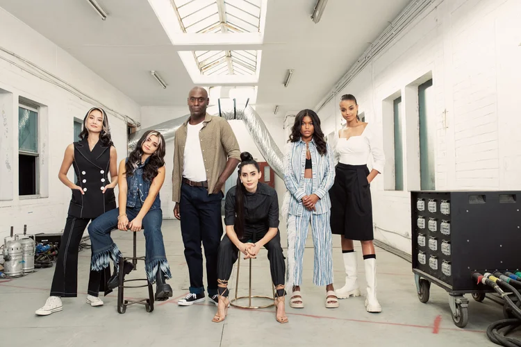 Atores de "Resident Evil: A Série": Lance Reddick, Ella Balinksa, Tamara Smart, Siena Agudong, Adeline Rudolph e Paola Nunez (Netflix/Divulgação)