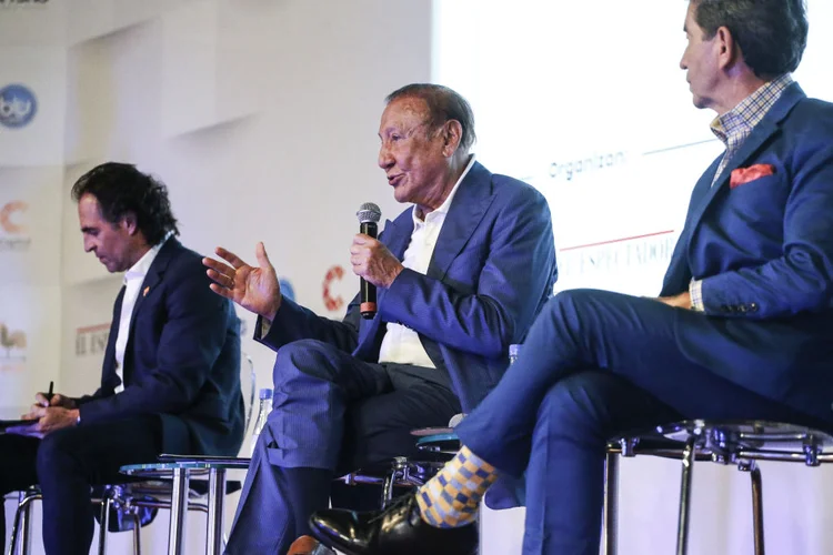 Fico (à esq.) e Hernández (ao centro) em debate antes das eleições: Hernández é criticado por falas controversas, como ao dizer que admirava Hitler (Ivan Valencia/Bloomberg/Getty Images)