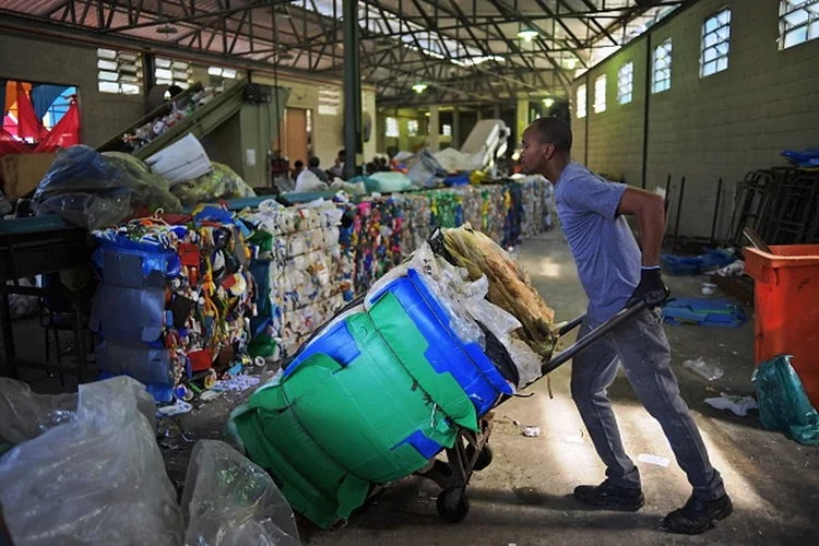 Cooperativa de reciclagem no Brasil (CARL DE SOUZA / Colaborador/Getty Images)