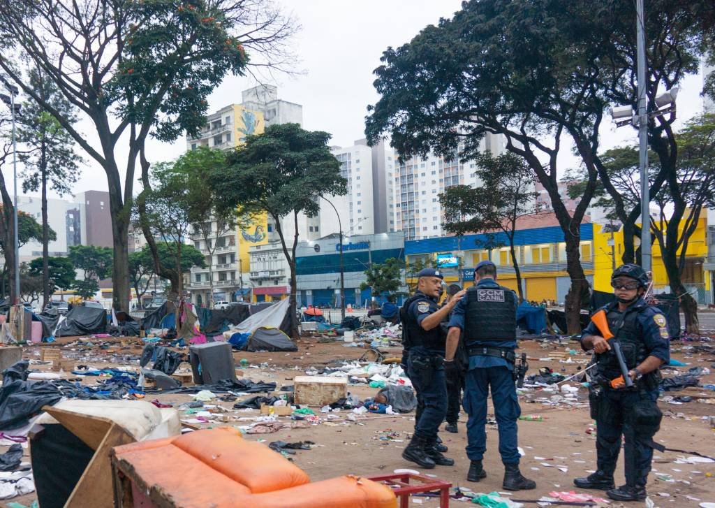 Integrantes das Polícias Civil, Militar e Guarda Municipal realizam operação de     combate ao tráfico de drogas na Praça Princesa de Isabel, apontada como novo local     da Cracolândia, na região central da cidade de São Paulo, na manhã desta quarta-    feira, 11 de maio (ROBERTO COSTA/CÓDIGO19/Estadão Conteúdo)