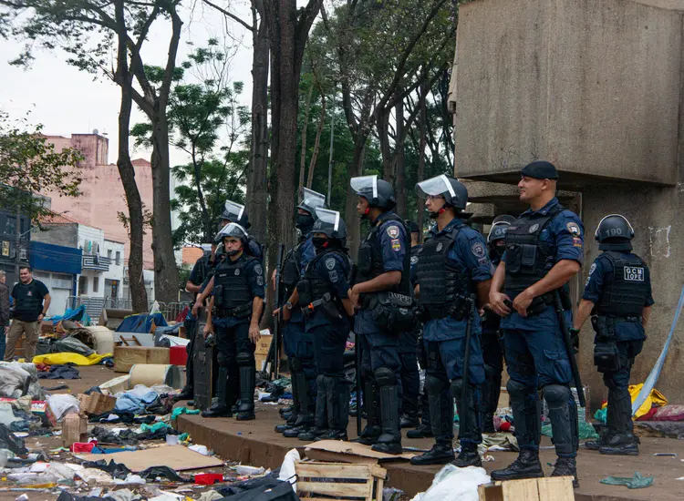 Integrantes das Polícias Civil, Militar e Guarda Municipal realizam operação de     combate ao tráfico de drogas na Praça Princesa de Isabel, apontada como novo local     da Cracolândia, na região central da cidade de São Paulo, na manhã desta quarta-    feira, 11. O objetivo, segundo a polícia, é cumprir 36 mandados de prisão e     retirar da região as barracas de usuários de drogas.       11/05/2022 (ROBERTO COSTA/CÓDIGO19//Estadão Conteúdo)