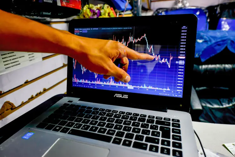 Queda no preço das criptomoedas e pessimismo do mercado levam empresas a promover cortes (SOPA Images/Getty Images)