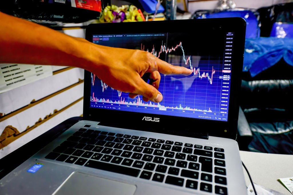 Bitcoin e mercado cripto de forma geral tiveram semana difícil, com forte queda nos preços (SOPA Images/Getty Images)