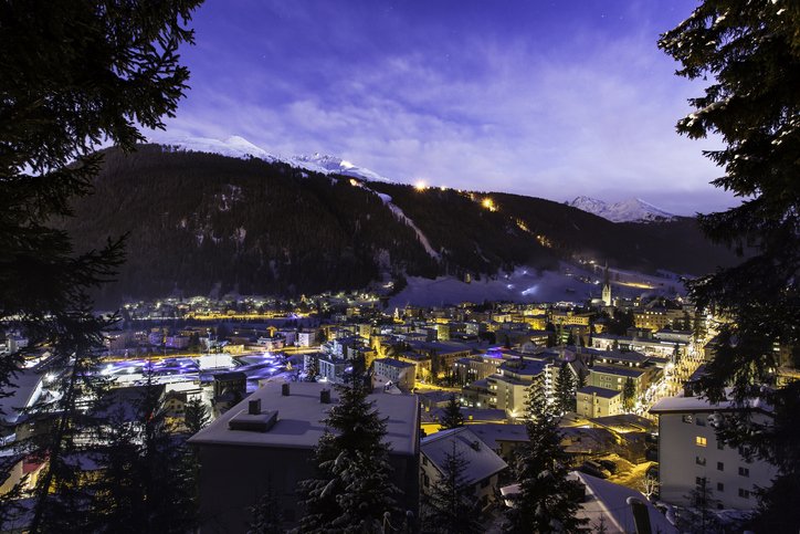 A noite em Davos: cidade pacata contrasta com a agitação de bilionários no Fórum Econômico Mundial (montipora/Getty Images)