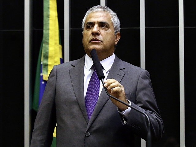 Deputado Christino Áureo (PP-RJ) tenta expandir o auxílio-gás por meio de emenda ao projeto de lei (Reprodução/Câmara dos Deputados)