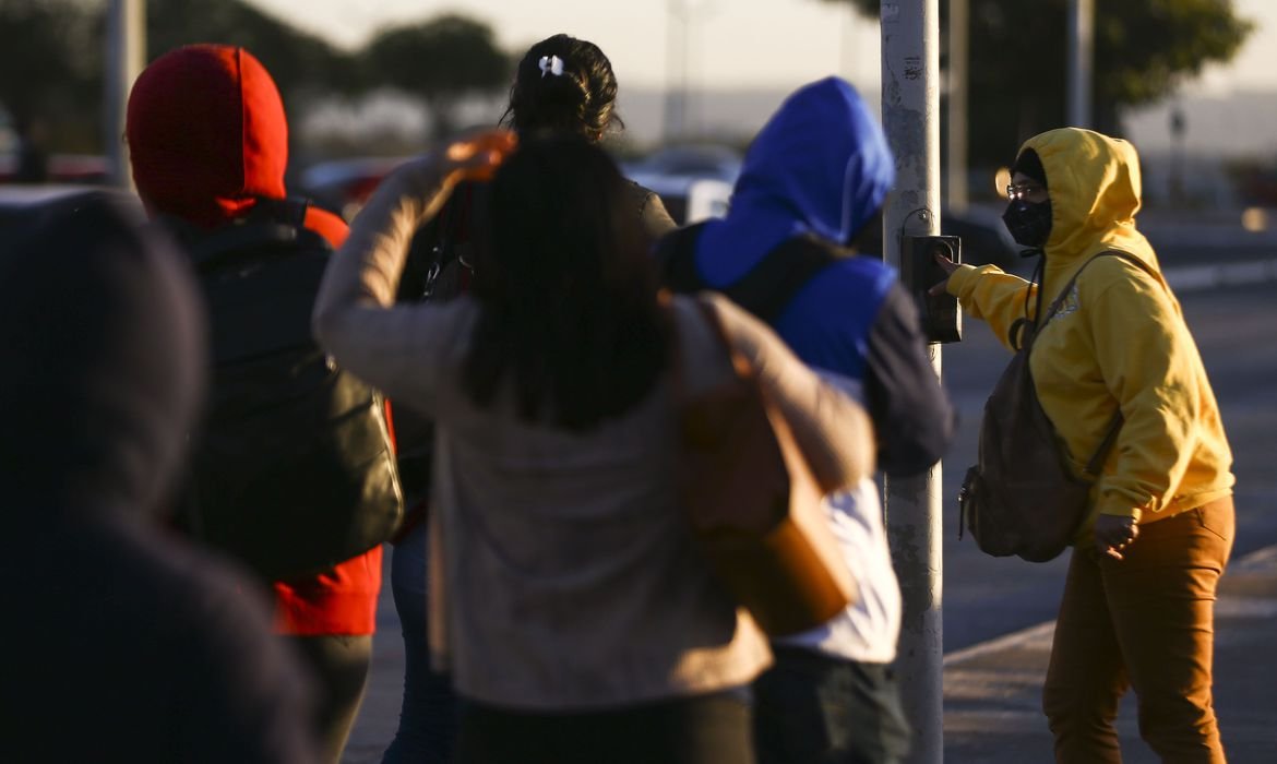 Baixa umidade causa alerta de 'perigo potencial' em 11 estados, ventanias e chuvas no Nordeste