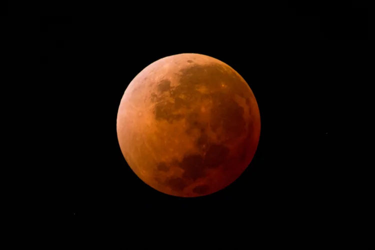 Eclipse lunar total com 'Lua de Sangue': saiba como e que horas assistir (ElOjoTorpe/Getty Images)