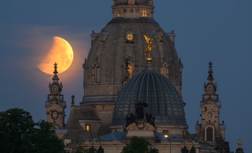 Este foi o primeiro eclipse lunar total desde maio de 2021 (Getty Images/Robert Michael)