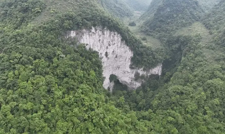 Sumidouro encontrado em Guangxi por exploradores de cavernas. Tem 306 metros de comprimento, 150 metros de largura e 192 metros de profundidade (The Guardian/Equipe de pesquisa de espeleologia de Guangxi 702/Reprodução)