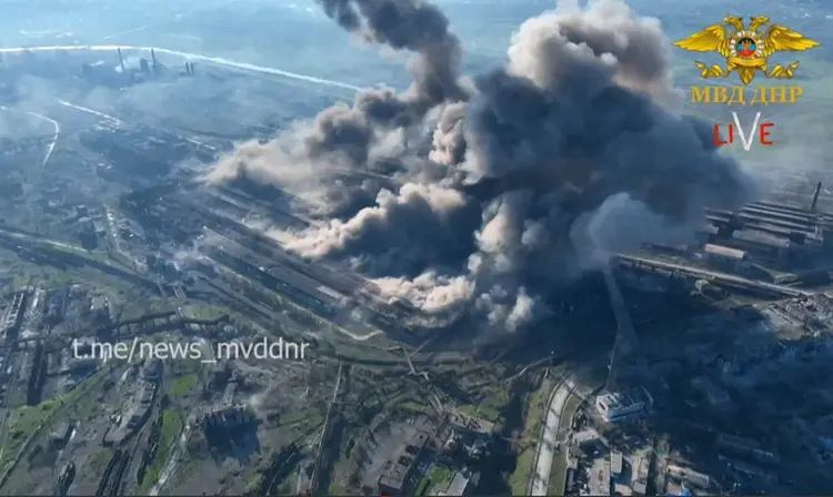 Imagem captada de vídeo publicado em 4 de maio de 2022 mostra a fumaça saindo da usina siderúrgica Azovstal de Mariupol (Marie-Laure MESSANA / Ministério do Interior da República Popular de Donetsk/AFP)