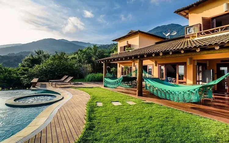 Investir em imóveis de veraneio pode ser uma excelente oportunidade de rentabilidade, principalmente em períodos de alta demanda, como as férias de verão, quando os aluguéis por temporada alcançam seus picos. (Bnbguests/Divulgação)