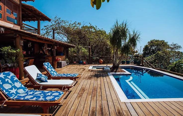 Casa com piscina de borda infinita com vista para o mar em Ilhabela: portfólio já inclui 100 propriedades (bnbguests/Divulgação)