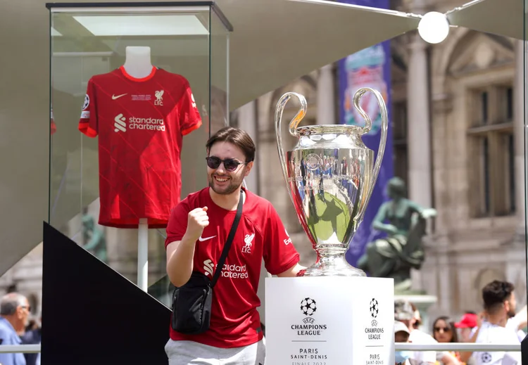 Torcedor em ação de marketing em Paris: Liverpool e Real Madrid disputam a final da Liga dos Campeões neste fim de semana (Peter Byrne/PA Images/Getty Images)