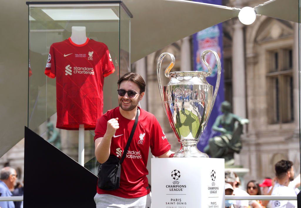 Torcedor em ação de marketing em Paris: Liverpool e Real Madrid disputam a final da Liga dos Campeões neste fim de semana (Peter Byrne/PA Images/Getty Images)