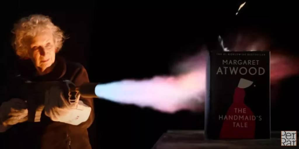 Margaret Atwood 'testando' edição à prova de fogo de seu 'O conto da aia' (YouTube/Reprodução)