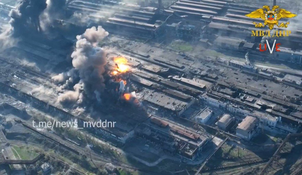 Imagem captada de vídeo publicado em 4 de maio de 2022 mostra a fumaça saindo da usina siderúrgica Azovstal de Mariupol
